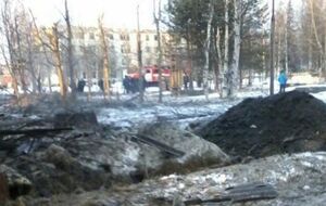 В поврежденном упавшей ракетой доме произошел пожар