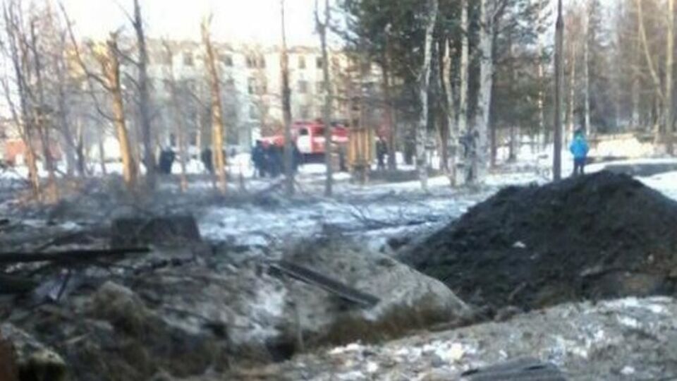 В поврежденном упавшей ракетой доме произошел пожар