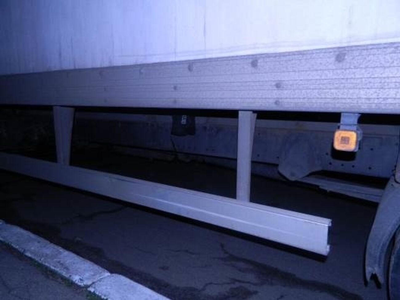 Взрывчатку обнаружили под грузовиком