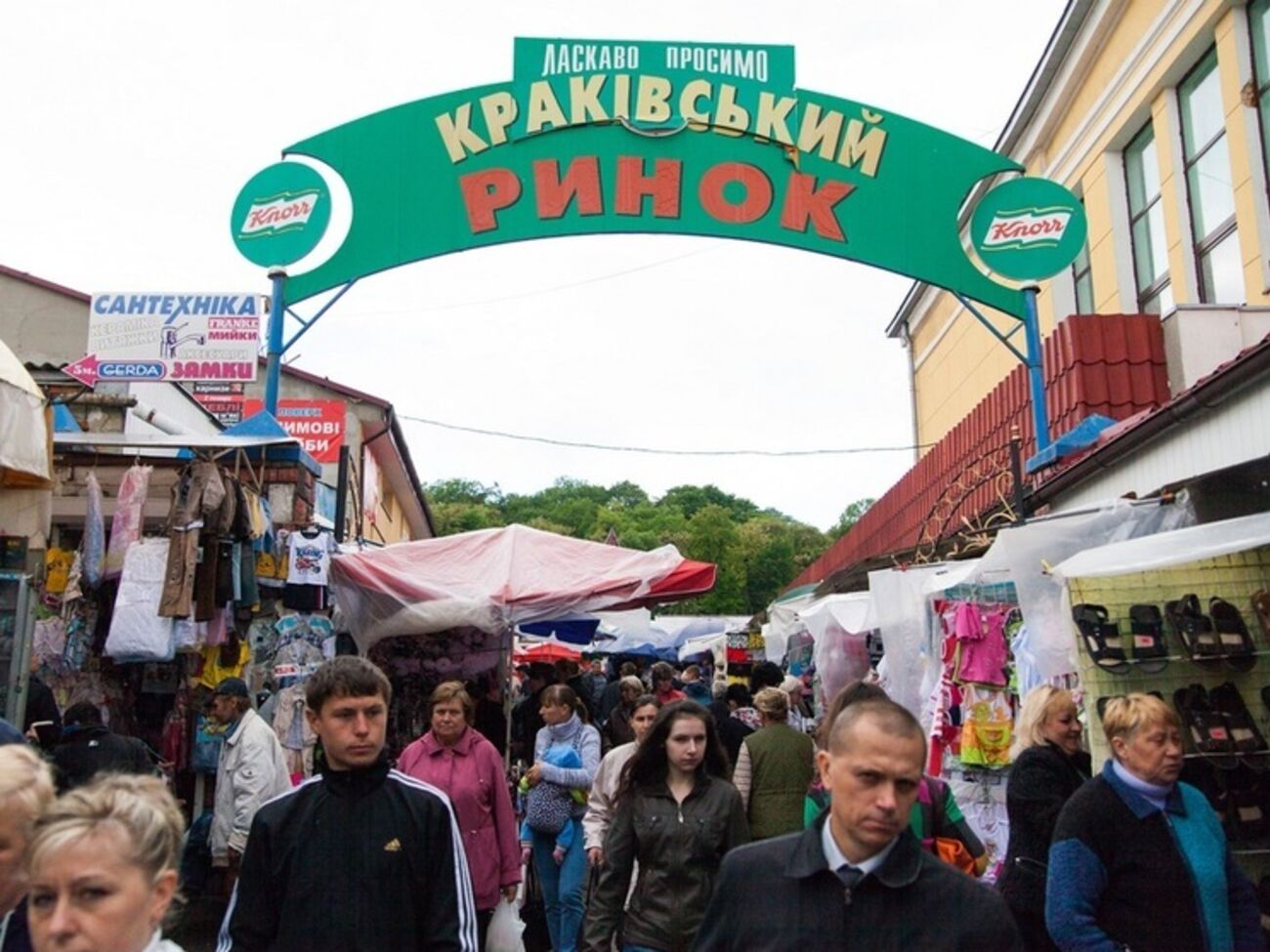 Во Львове неизвестный сообщил о минировании двух рынков