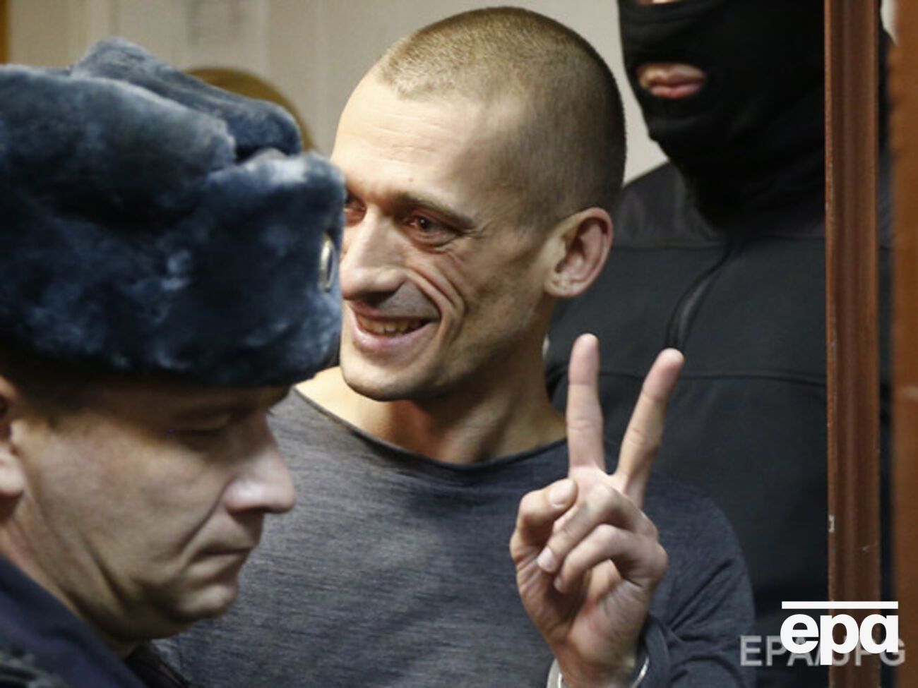 Павленский:&nbsp;Революция должна идти изнутри. Без этого она превращается в бесконечные смены "говорящих голов"