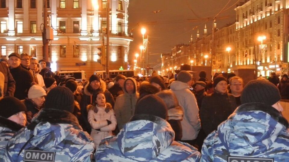 Силовики нанесли травму депутату Госдумы при разгоне протестующих