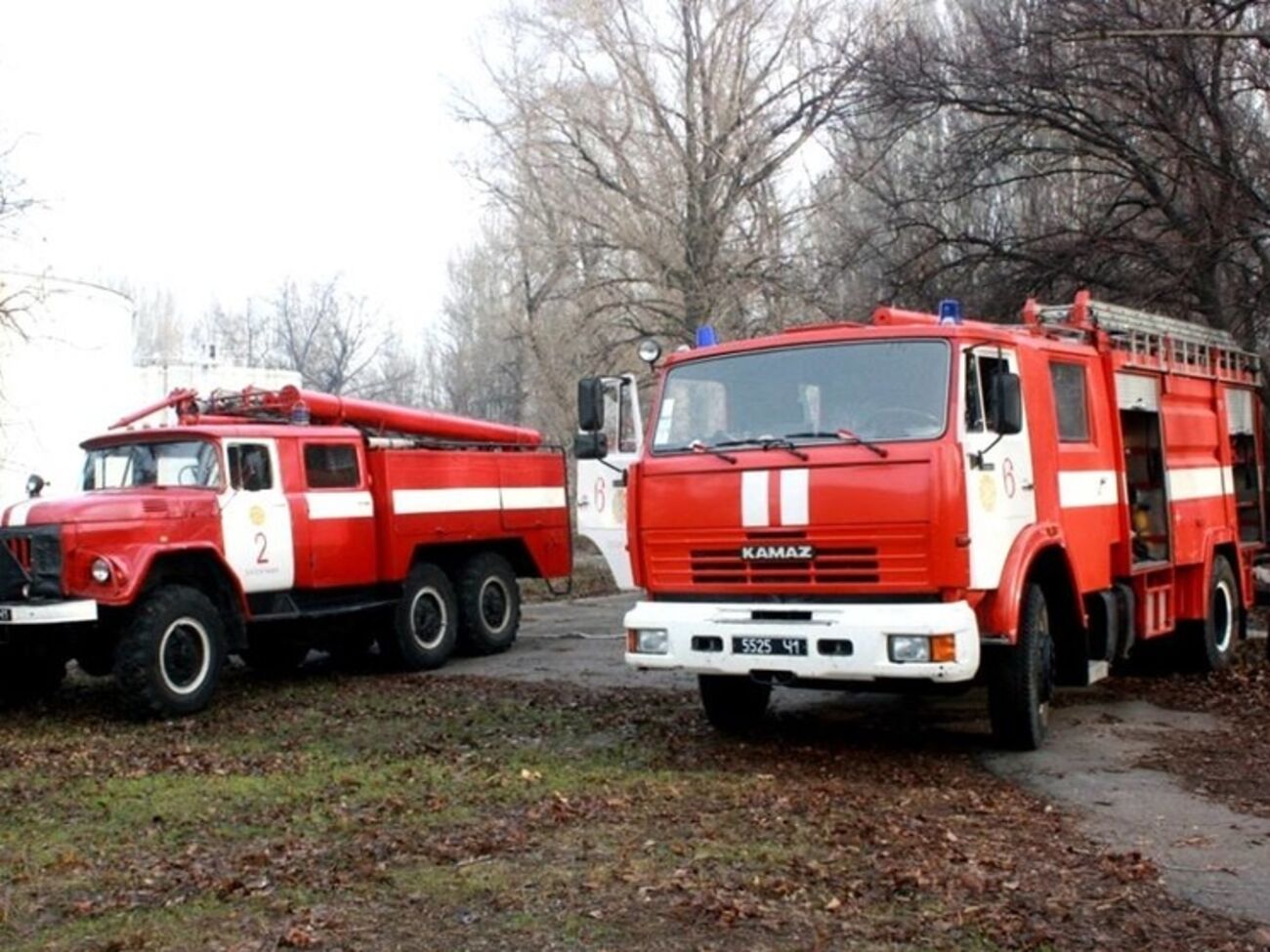 Спасатели помогли людям выйти из задымленных подъездов на воздух