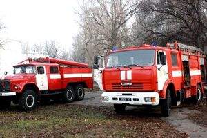 Спасатели помогли людям выйти из задымленных подъездов на воздух