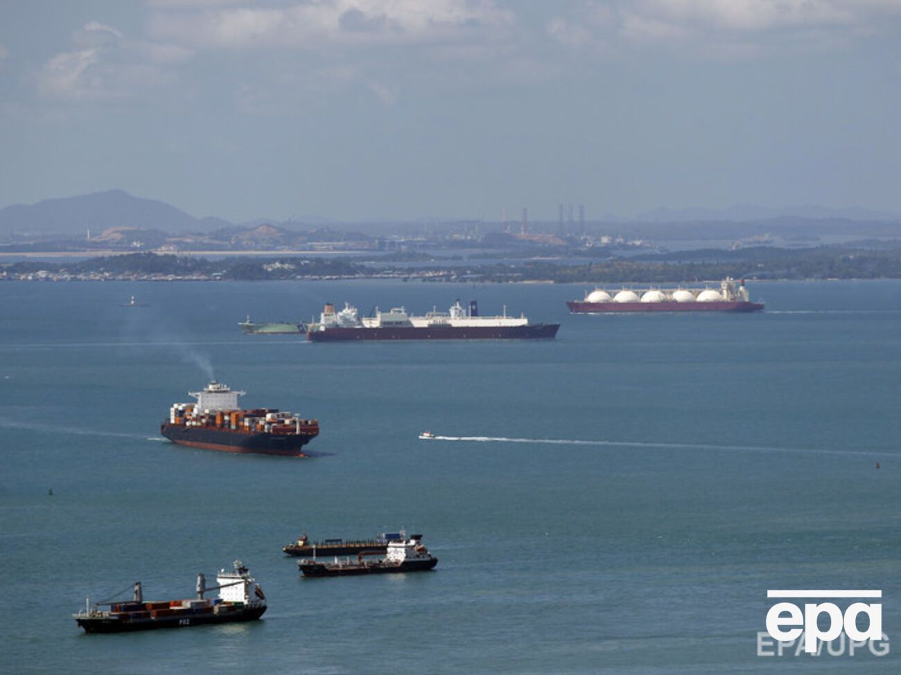 Шестеро моряков, в том числе двое украинцев, пропали без вести из-за столкновения судов в Сингапурском проливе