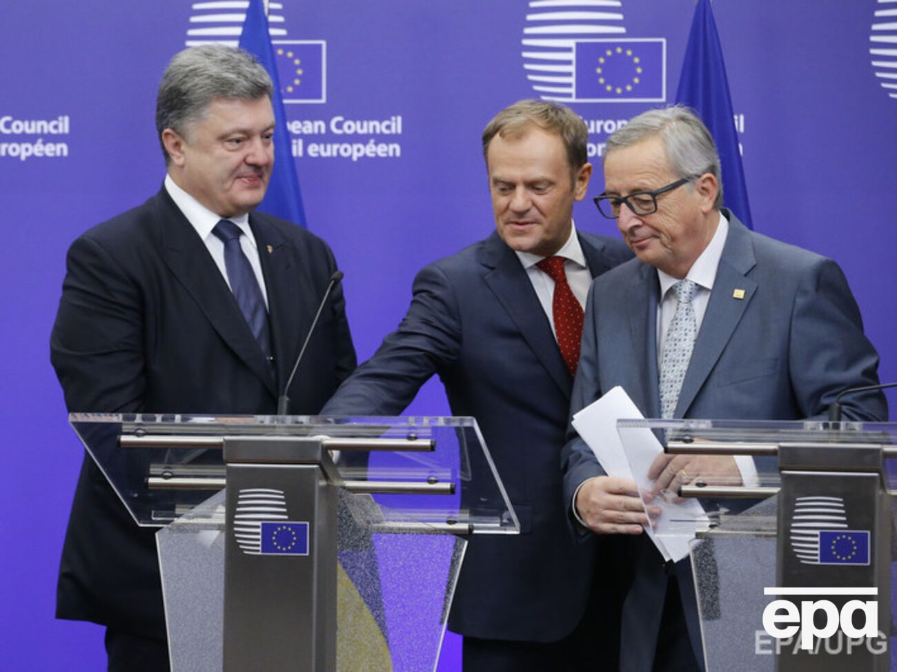 Президент Украины Петр Порошенко, глава Европейского совета Дональд Туск и глава Еврокомиссии Жан-Клод Юнкер во время пресс-конференции в Брюсселе 16 декабря