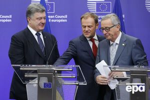 Президент Украины Петр Порошенко, глава Европейского совета Дональд Туск и глава Еврокомиссии Жан-Клод Юнкер во время пресс-конференции в Брюсселе 16 декабря