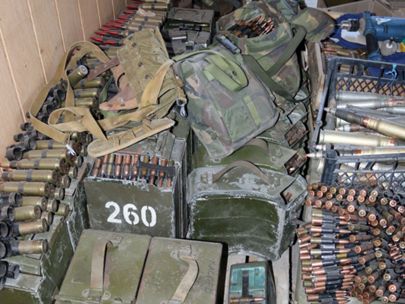 В Мариуполе правоохранители изъяли большое количество взрывчатки и боеприпасов. Фоторепортаж