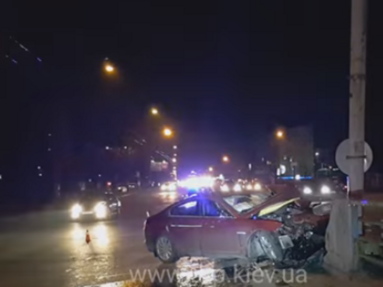 На проспекте Победы в Киеве Jaguar врезался в бетонное ограждение. Видео