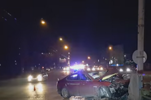 На проспекте Победы в Киеве Jaguar врезался в бетонное ограждение. Видео