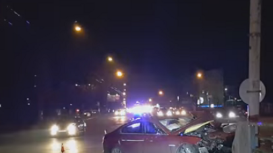 На проспекте Победы в Киеве Jaguar врезался в бетонное ограждение. Видео