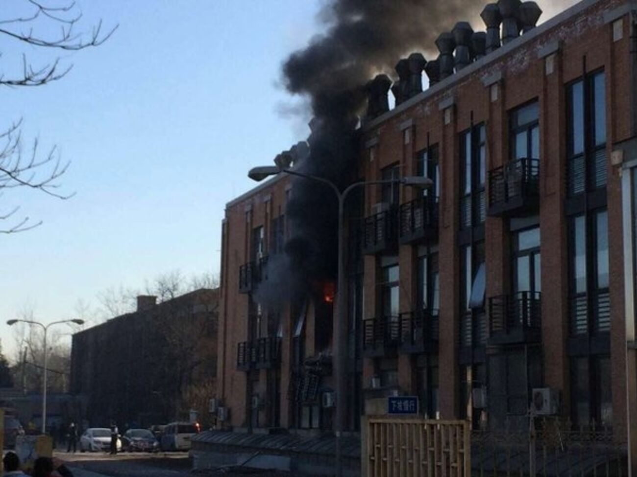 Причиной пожара в химлаборатории пекинского университета стал взрыв