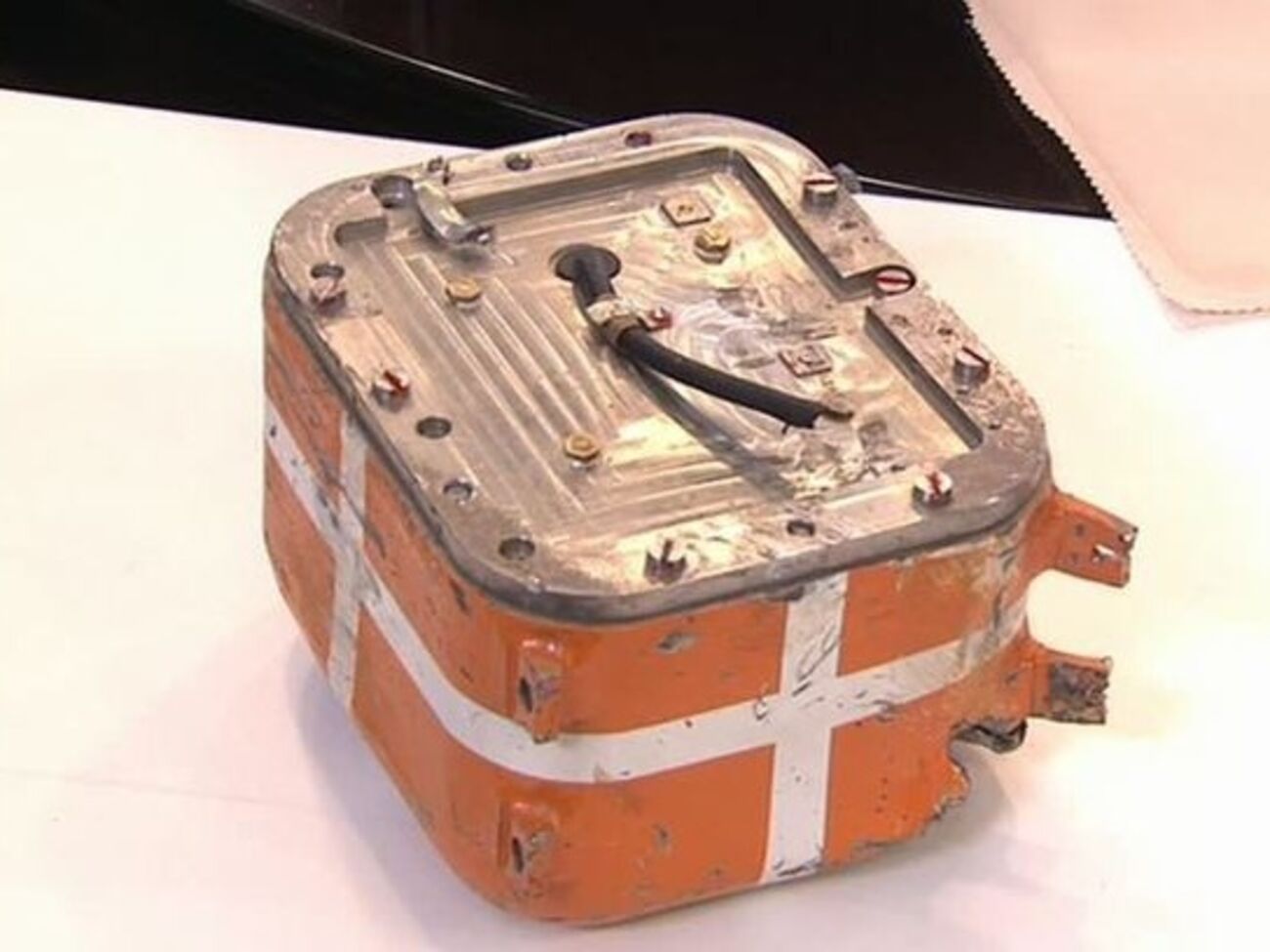 Вскрытие "черного ящика" сбитого российского Су-24 показали в прямом эфире