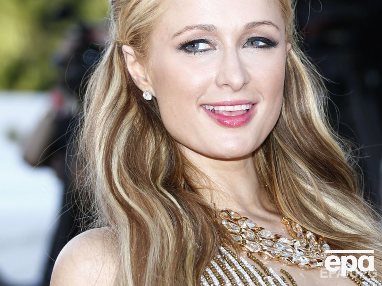 Хилтон показала рождественский снимок и первое фото со своей младшей сестрой