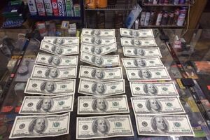 Свои "услуги" налоговик и сотрудник Нацполиции оценили почти в миллион гривен по нынешнему курсу