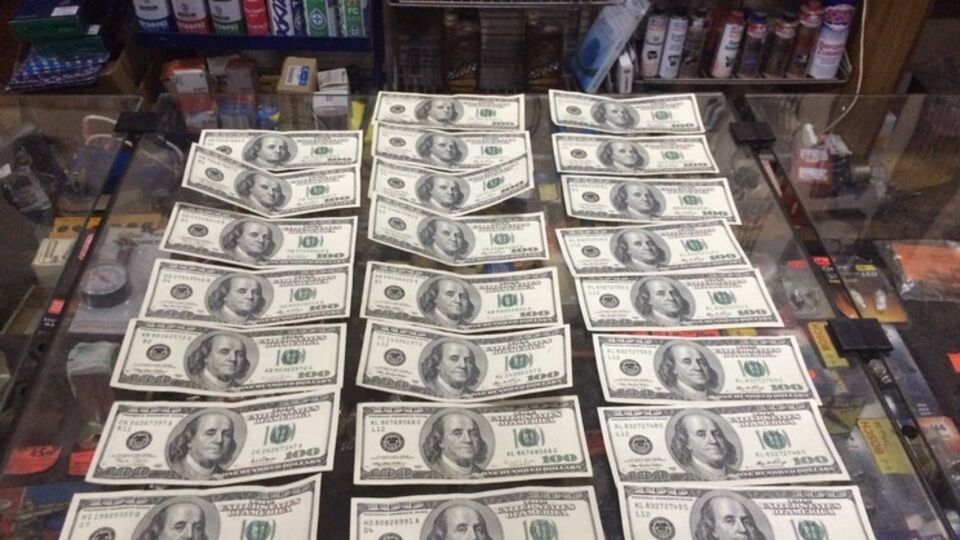 Свои "услуги" налоговик и сотрудник Нацполиции оценили почти в миллион гривен по нынешнему курсу