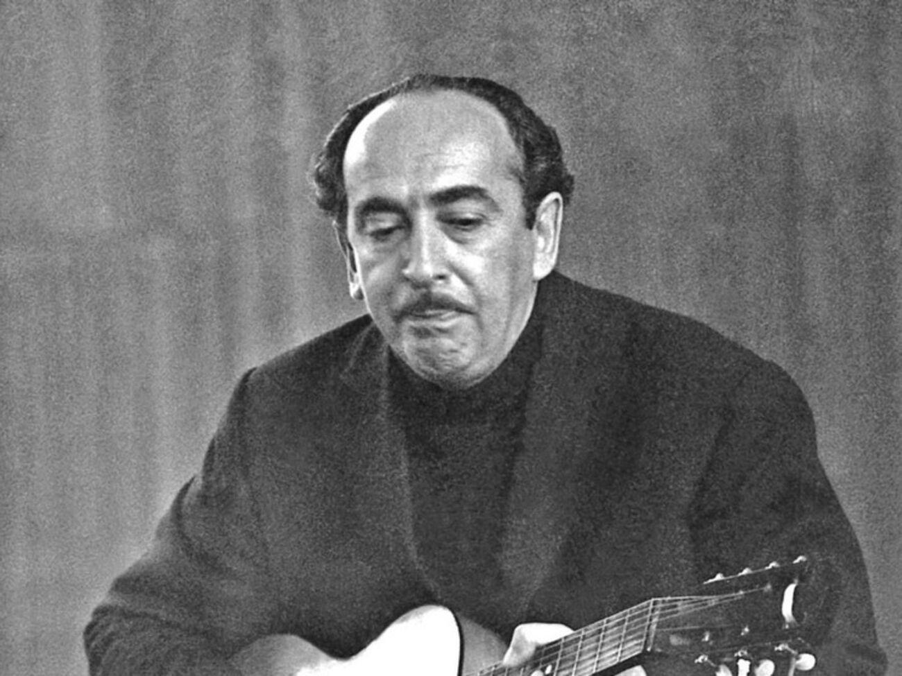 Александр &nbsp;Галич (настоящая фамилия Гинзбург). Родился в 1918 году в Екатеринославе, умер в 1977 году в Париже. Советский поэт, сценарист, драматург, прозаик, автор и исполнитель собственных песен