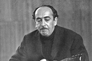 Александр Галич (настоящая фамилия Гинзбург). Родился в 1918 году в Екатеринославе, умер в 1977 году в Париже. Советский поэт, сценарист, драматург, прозаик, автор и исполнитель собственных песен