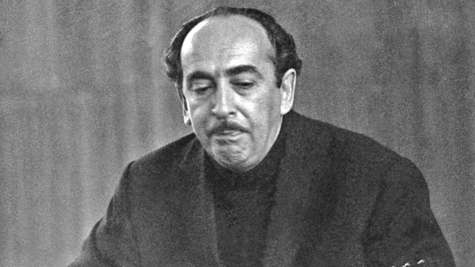 Александр Галич (настоящая фамилия Гинзбург). Родился в 1918 году в Екатеринославе, умер в 1977 году в Париже. Советский поэт, сценарист, драматург, прозаик, автор и исполнитель собственных песен