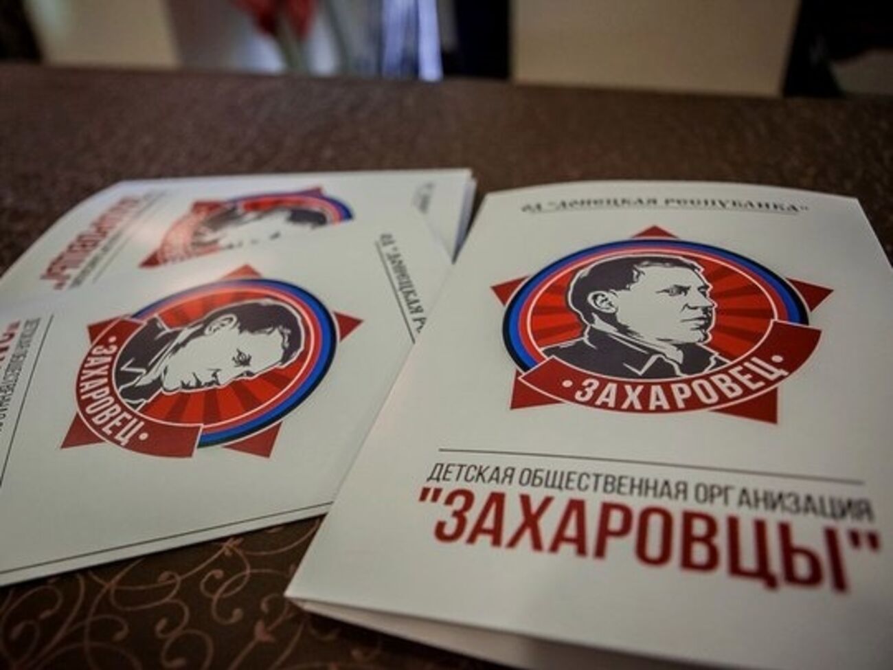 На эмблеме "захаровцев" &ndash;&nbsp;профиль террориста Александра Захарченко