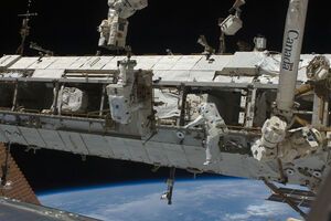 Астронавтам предстоит отремонтировать рельсовую тележку