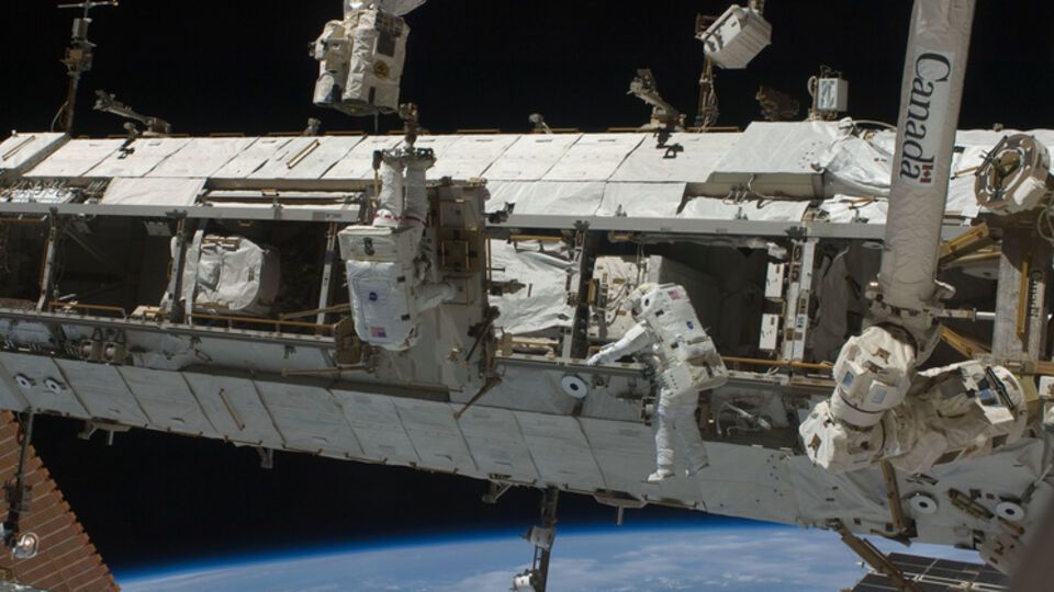 Астронавтам предстоит отремонтировать рельсовую тележку