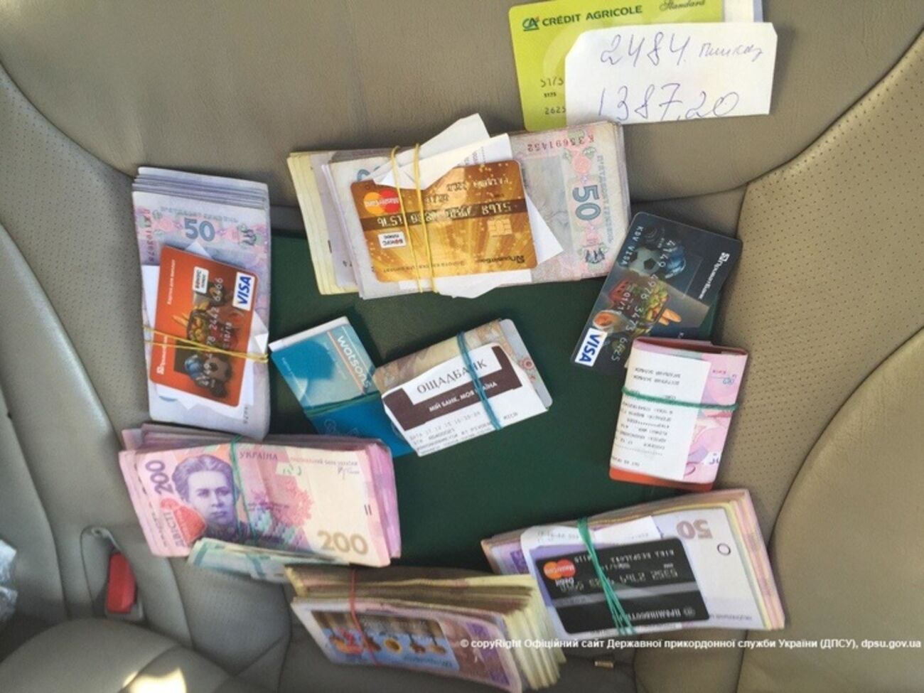 Деньги и банковские карточки нашли в салоне автомобиля