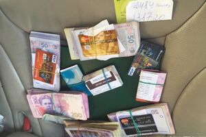 Деньги и банковские карточки нашли в салоне автомобиля