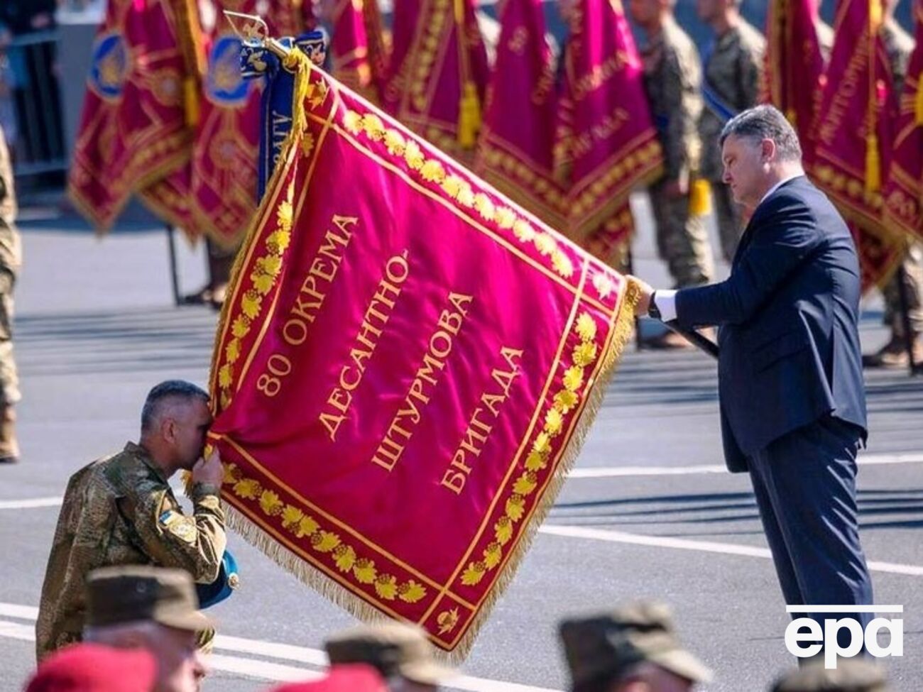 Знамя бригаде вручал президент Украины Петр Порошенко