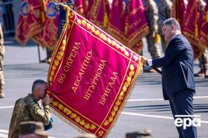 Знамя бригаде вручал президент Украины Петр Порошенко