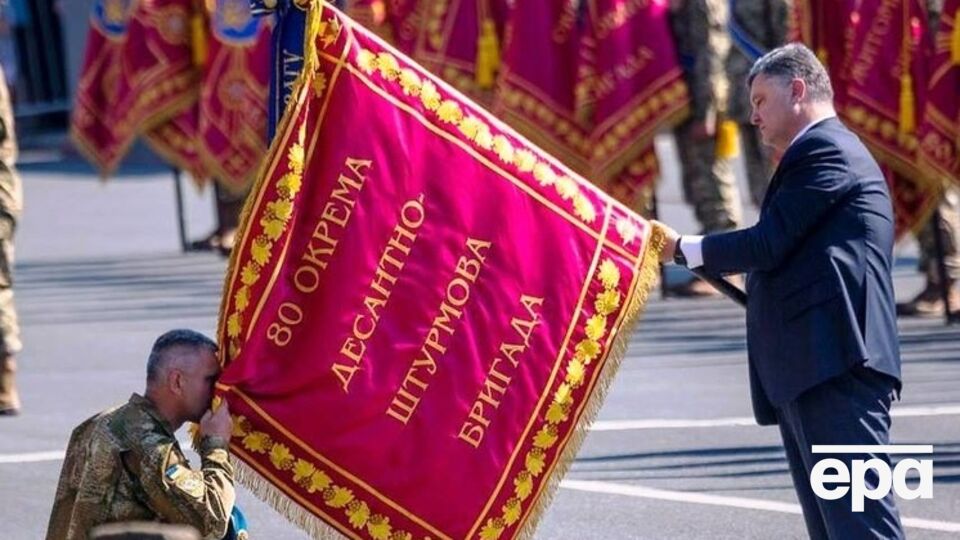 Знамя бригаде вручал президент Украины Петр Порошенко
