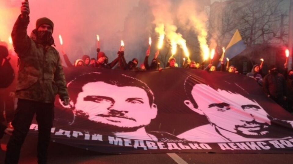 Участники акции зажгли файеры