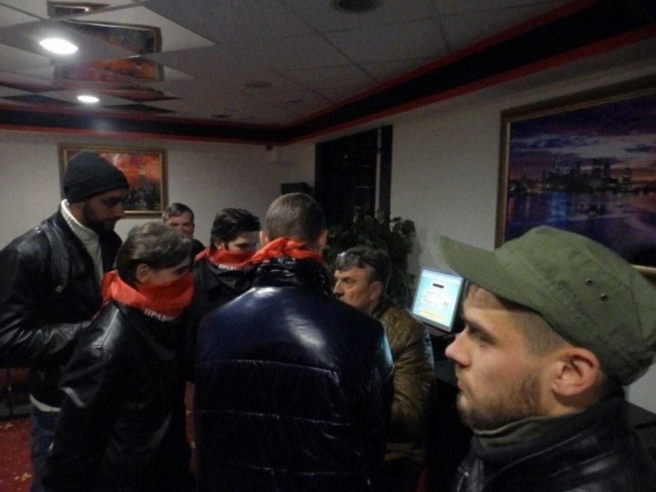 "Правый сектор" открыл горячую линию для жалоб на членов организации