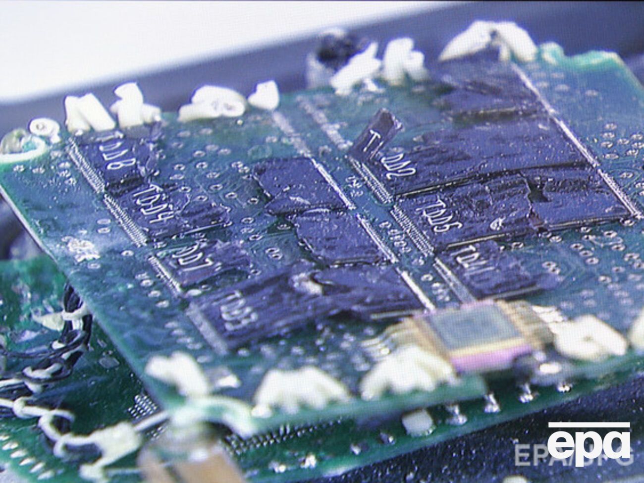 Разбитые платы бортового самописца российского Су-24 после его падения