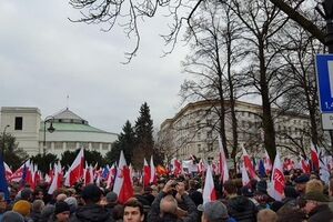 Тысячи поляков вышли на массовый протест
