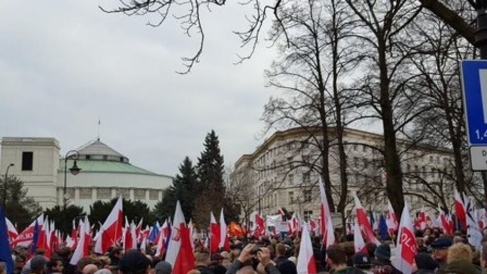 Тысячи поляков вышли на массовый протест