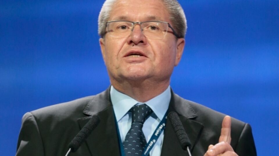 Улюкаев заявил, что российская экономика падает на фоне снижения цен на нефть