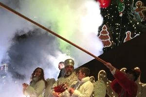 В Киеве зажгли новогодние огни на главной елке Украины. Видео