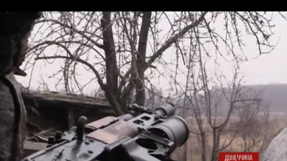 Украинские бойцы передали кадры обстрела боевиками жилых окрестностей Марьинки. Видео