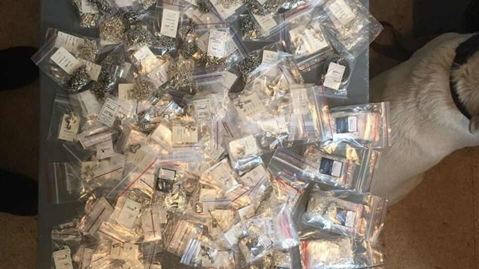 На территорию, подконтрольную террористам, пытались вывезти серебряные ювелирные изделия