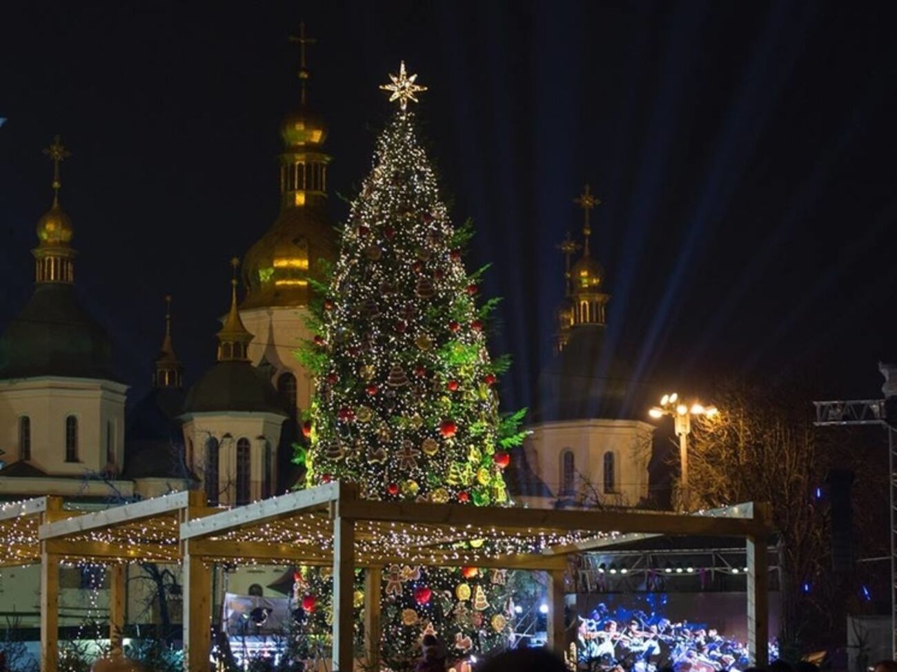 В Киеве зажгли главную елку Украины. Фоторепортаж