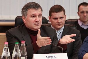 Аваков: Группа вежливых, но крепких полицейских из "Азова" будет встречать господина Фирташа у трапа Austrian Airline