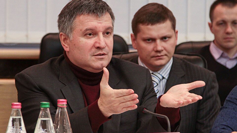 Аваков: Группа вежливых, но крепких полицейских из "Азова" будет встречать господина Фирташа у трапа Austrian Airline