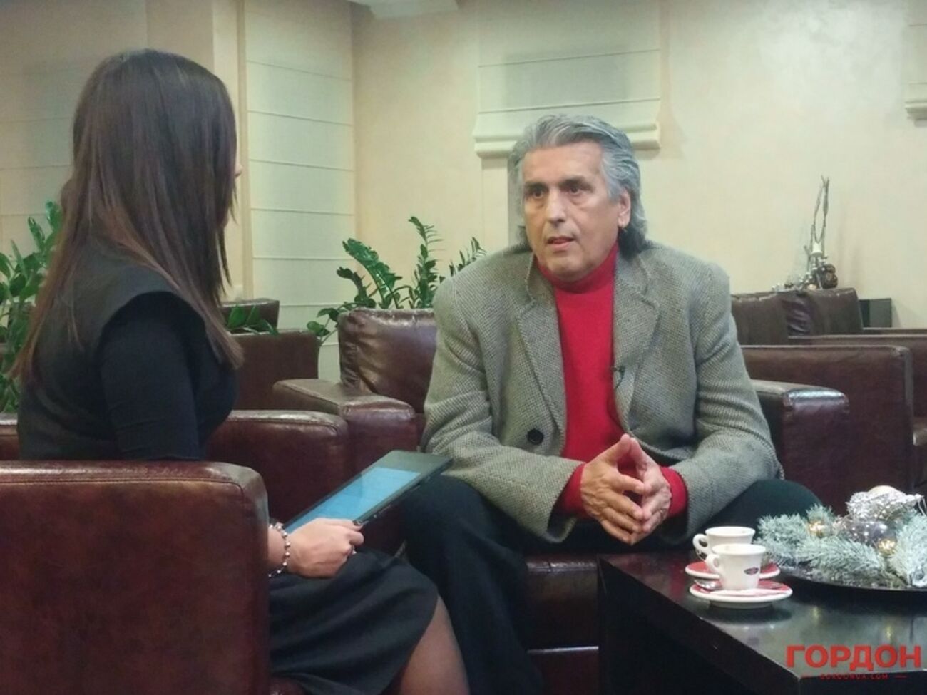 Сразу по прилету Тото устроил импровизированную пресс-конференцию в аэропорту