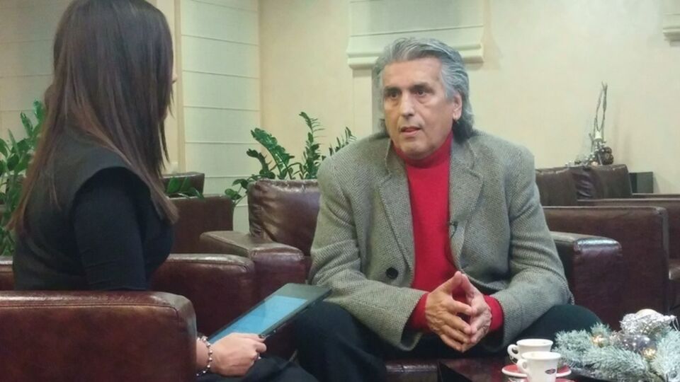 Сразу по прилету Тото устроил импровизированную пресс-конференцию в аэропорту