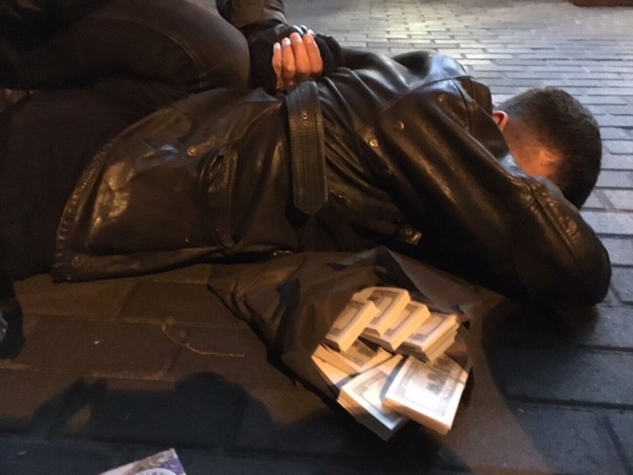 Экс-прокурора Шевченковского и Подольского районов задержали "на горячем", он был посредником по передаче взятки