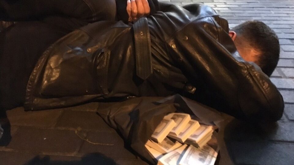 Экс-прокурора Шевченковского и Подольского районов задержали "на горячем", он был посредником по передаче взятки