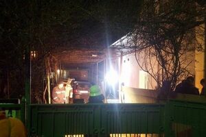 Взрывом повреждены фасад магазина и стена соседнего дома