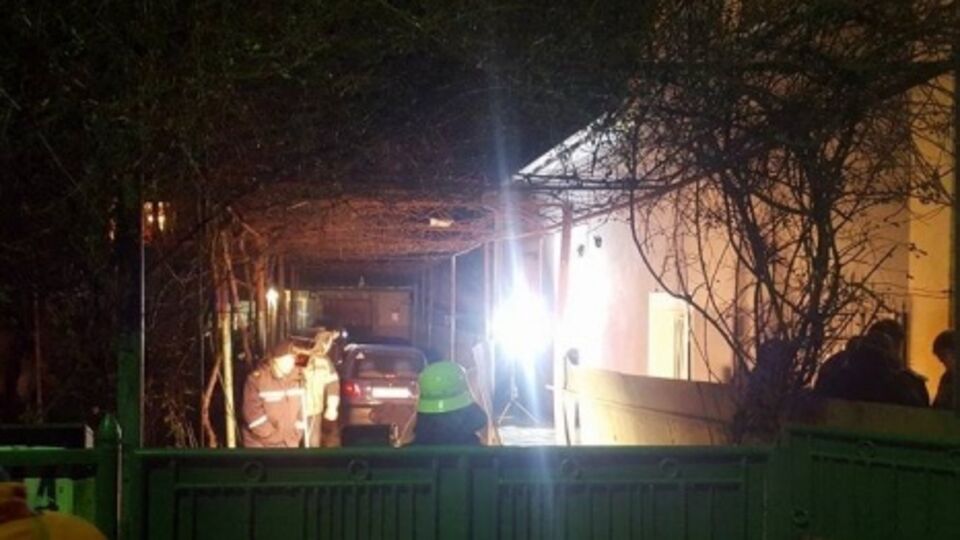 Взрывом повреждены фасад магазина и стена соседнего дома