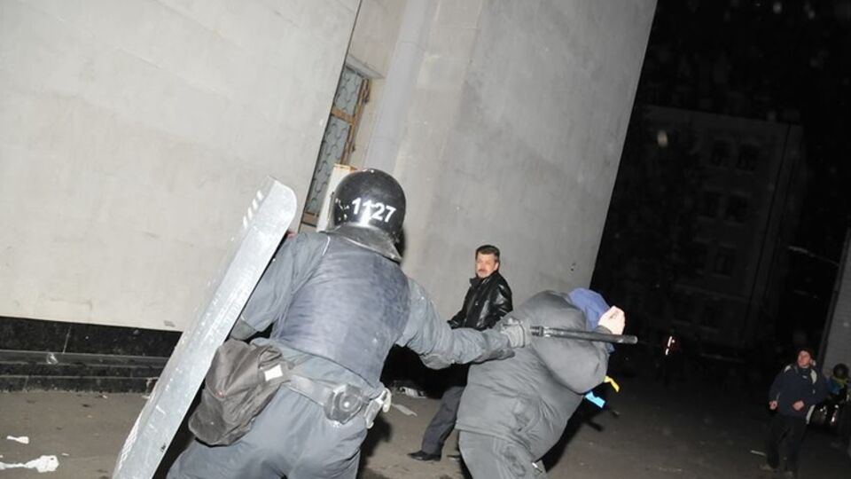 "Озверевший молодчик" и "безоружный правоохранитель" под Администрацией Президента 1 декабря